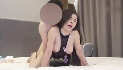 小胖與極品巨乳嫩模約啪，被操得美乳亂顫直呼過癮~