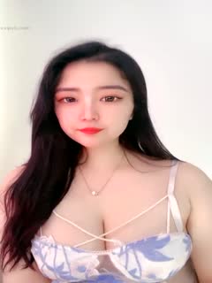 #龙龙_颜值高极品巨乳美女主播，撩下衣服摇动美乳揉捏给狼友看剧情介绍