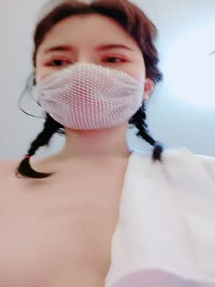 第一骚女卫生间自慰，振动棒猛操高潮狂喷<script src=